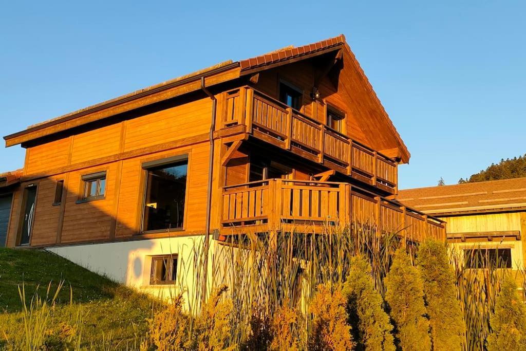L'eclipse -12p, Vue Au Pied Des Pistes Et Chalet